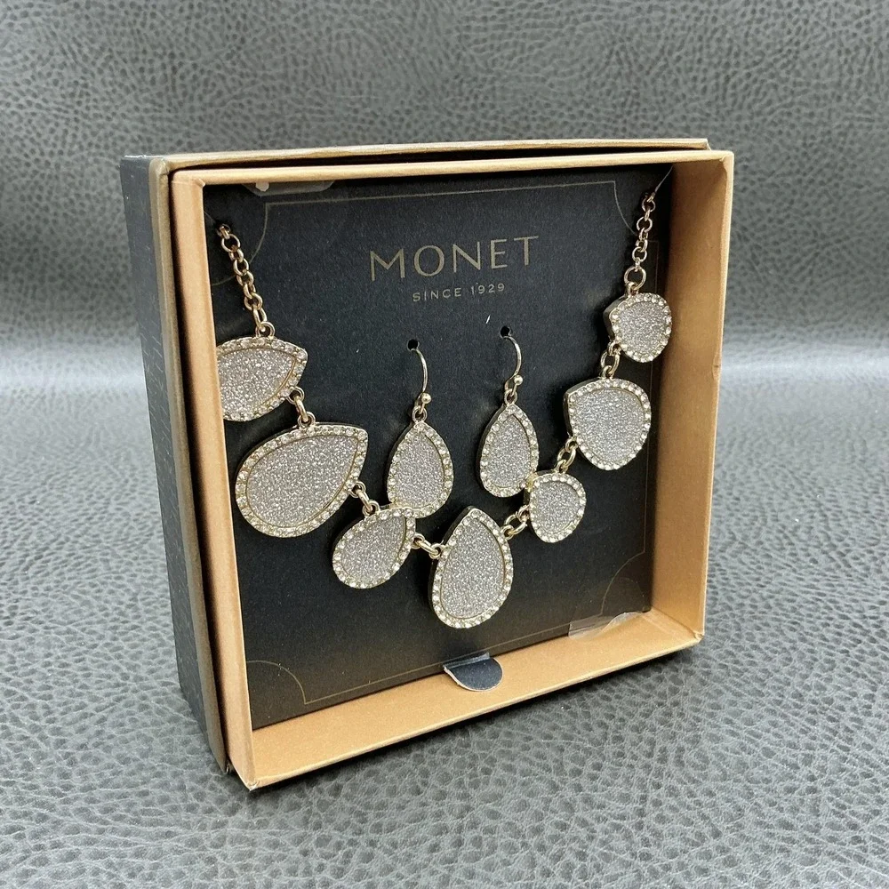 Monet Necklace Earrings Set Gold Tone Teardrop Gold Tone Statement‎ Jewelry